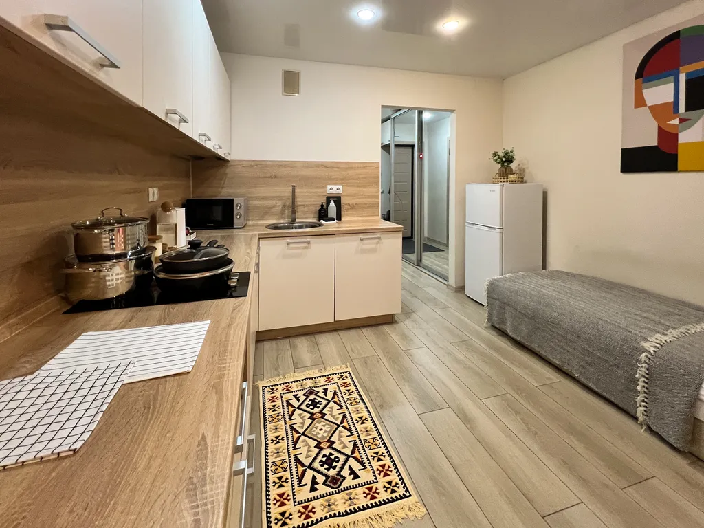 Интересная студия для троих