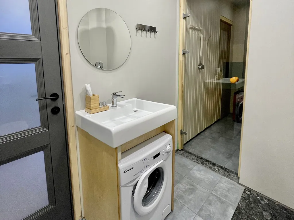 Домик в диком лесу на берегу реки