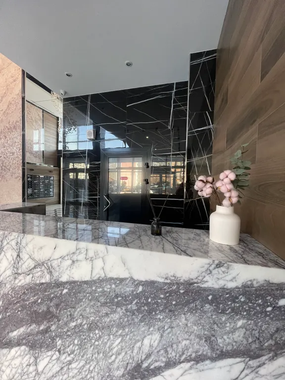 Апартаменты с панорамными окнами на лес и море и роскошным двором