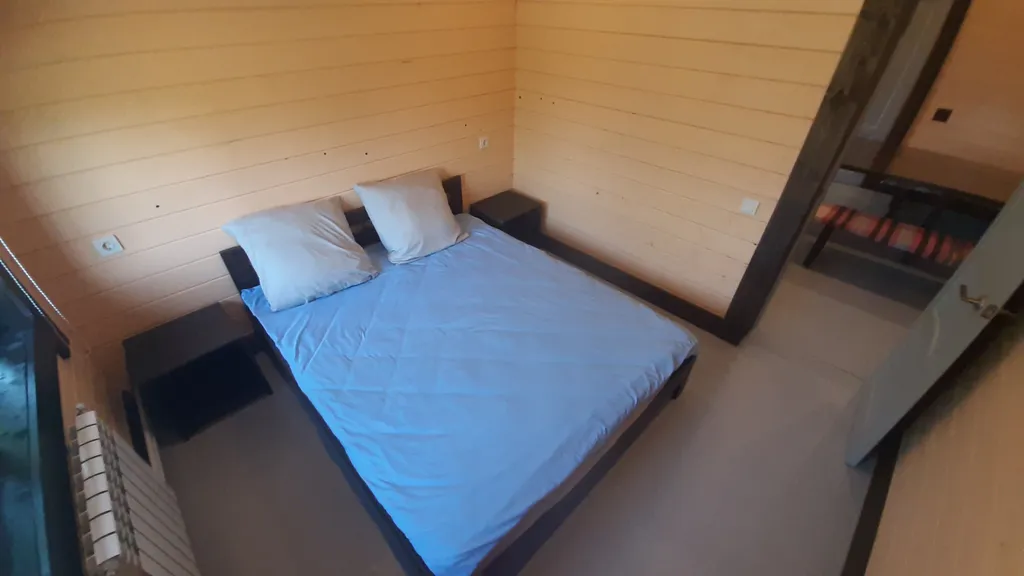 Новые деревянные дома в предгорье Уральских горберегу 3 рек