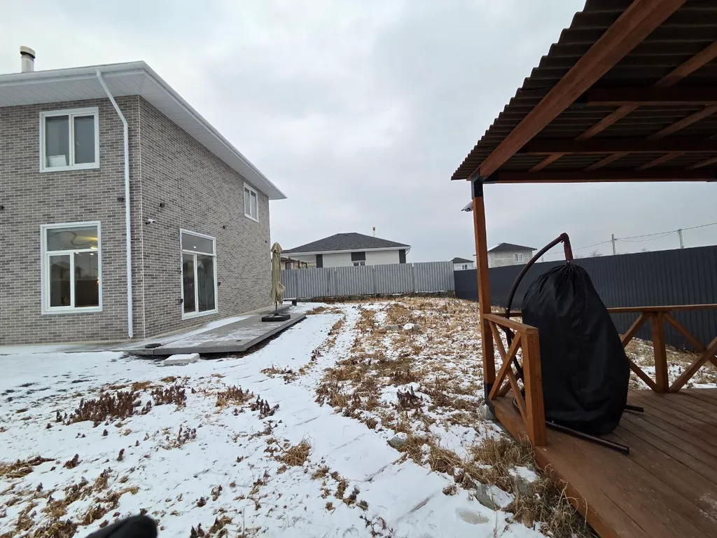 Просторный дом с собственной территорией и настоящим камином