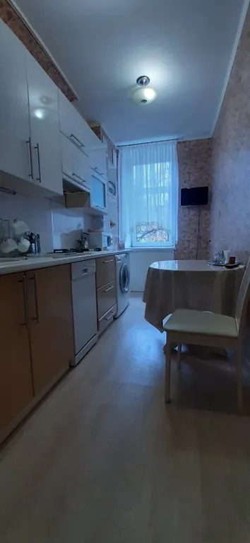 Чистая уютная с высокими потолками квартира