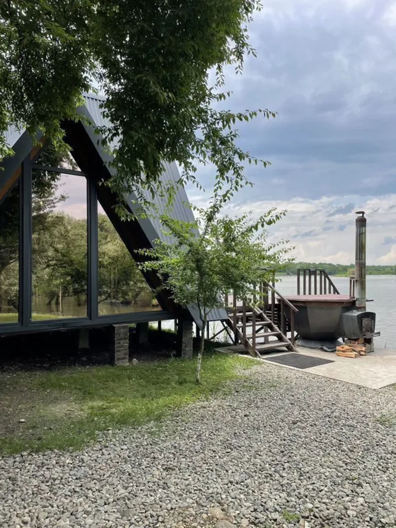 Коттедж Дом с баней и чаном с видом на озеро — Лабинск