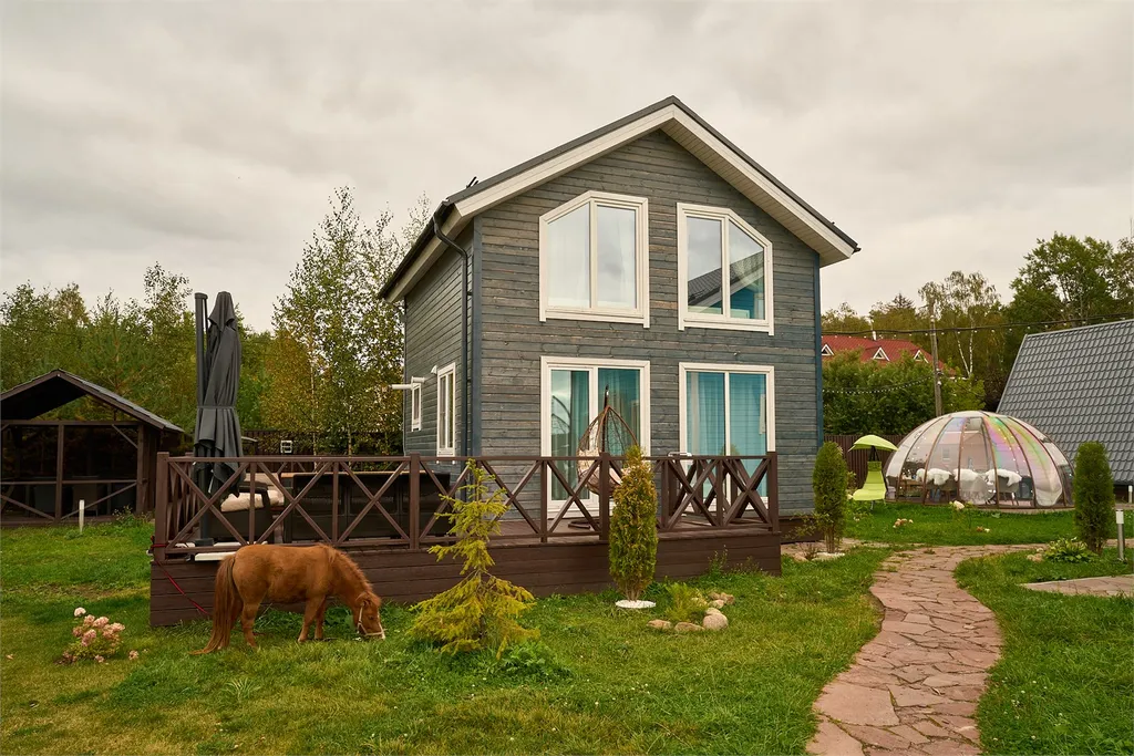 Коттедж с террасой и уличным джакузи