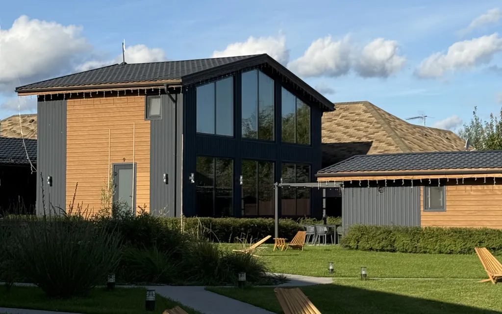 Семейный дом на берегу реки