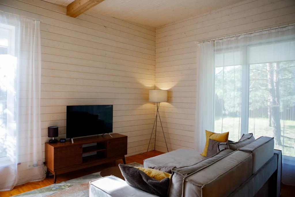 Дом с сауной и горячим чаном на участке с соснами