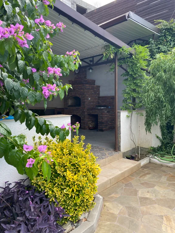 Дом в живописной деревне у моря с бассейном