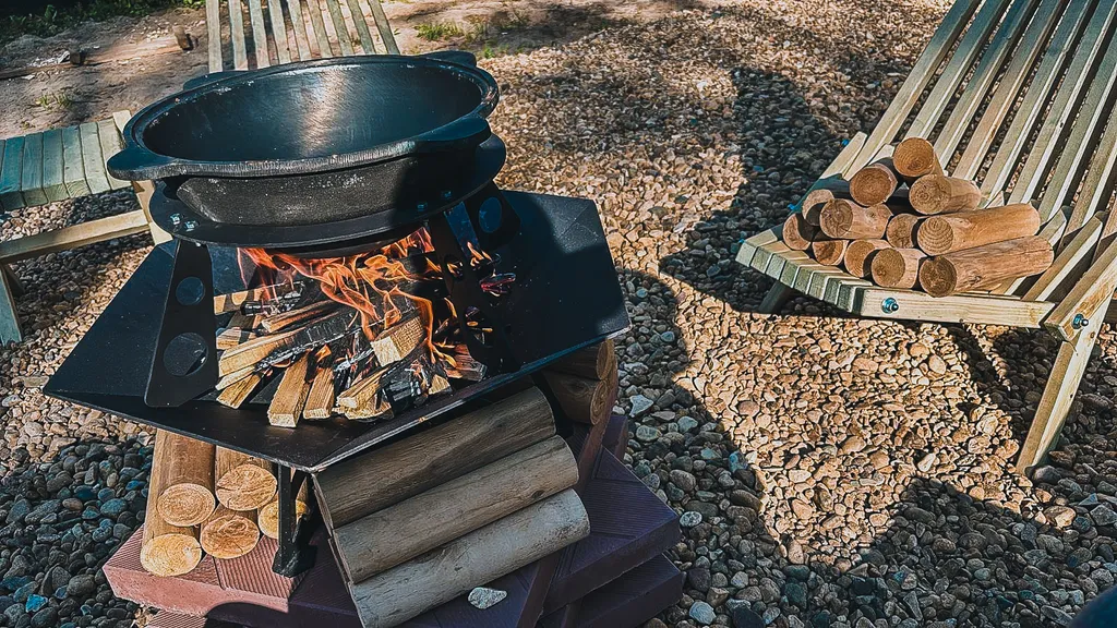 Желтый домик в лесу на Живописной улице