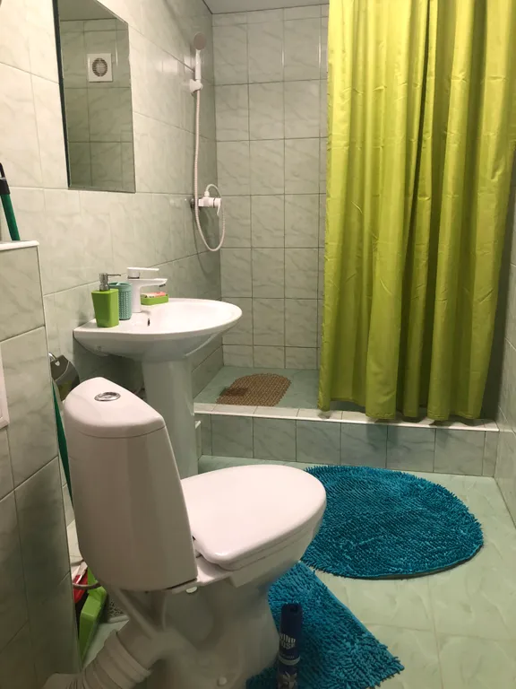 Двухкомнатная квартира со своей собственной ванной комнатой и кухней