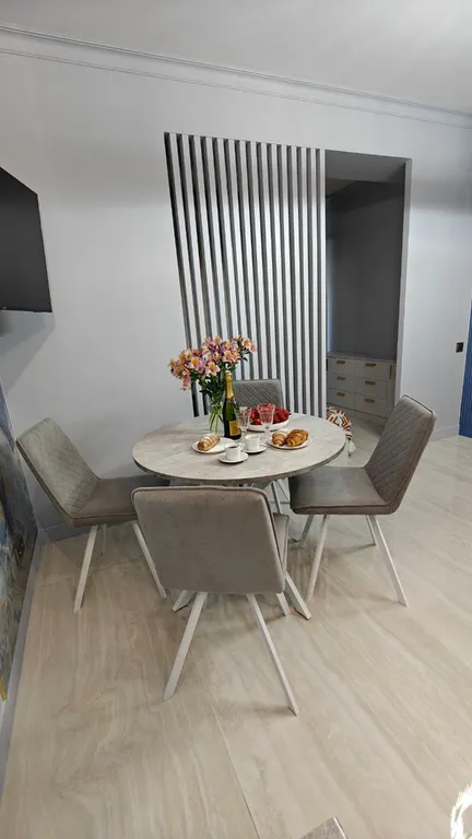 Новые уютные просторные апартаменты с открытым балконом возле моря