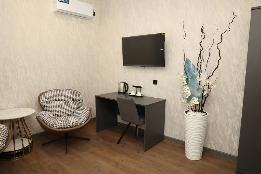 Четырехместный номер с 1 кроватью и диваном