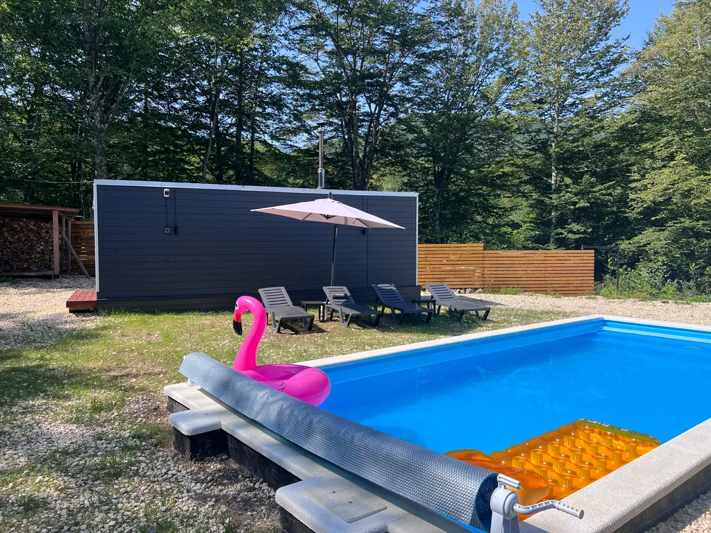 Дом в горах у реки с подогреваемым бассейном, баней и чаном