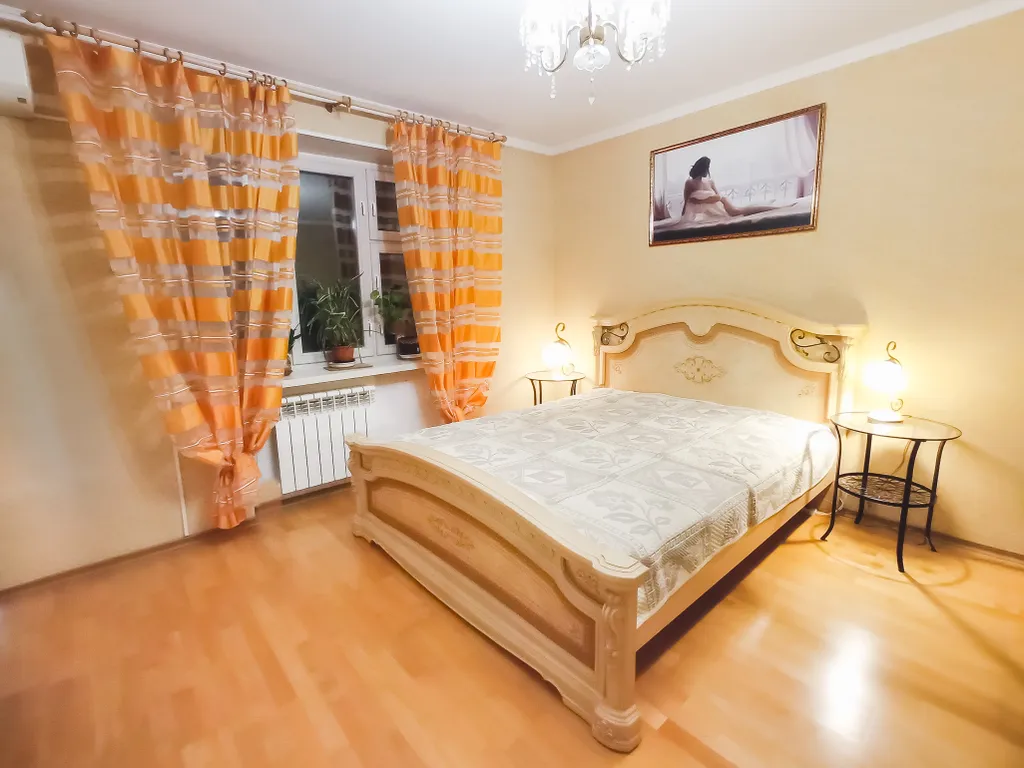 Трёхкомнатная квартира в центре на площади Ленина