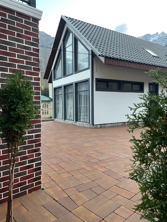 Новый коттедж с витражными окнами в центре