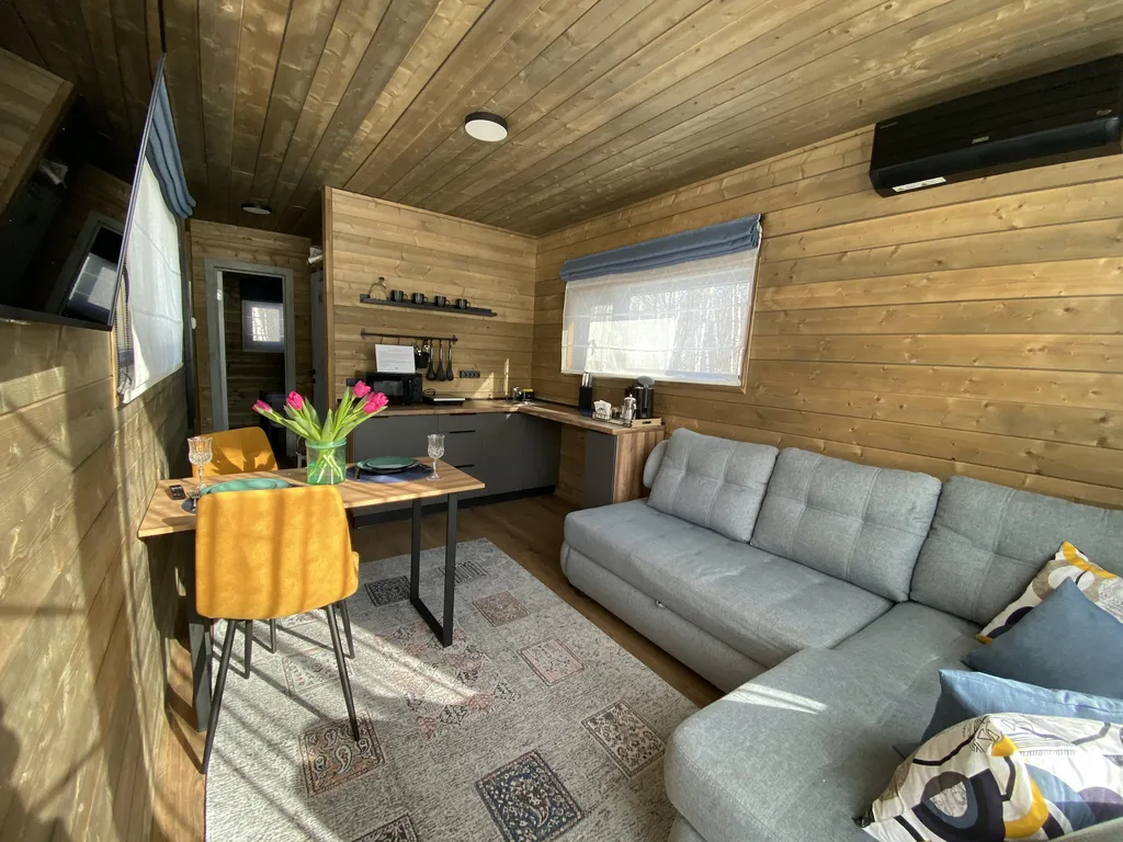 Домик ЕЖЕВИКА. Большой пруд с пляжем в глэмпинге "Усадьба Ягодное".