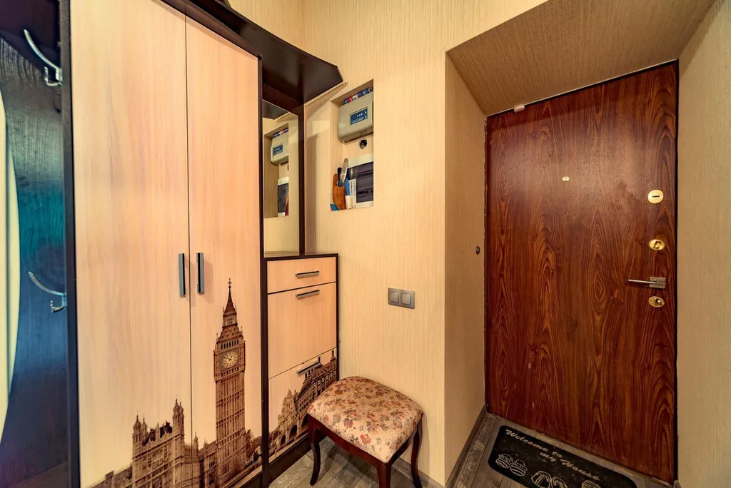 В центре, с видом на Адмиралтейский канал и "Новую Голландию"