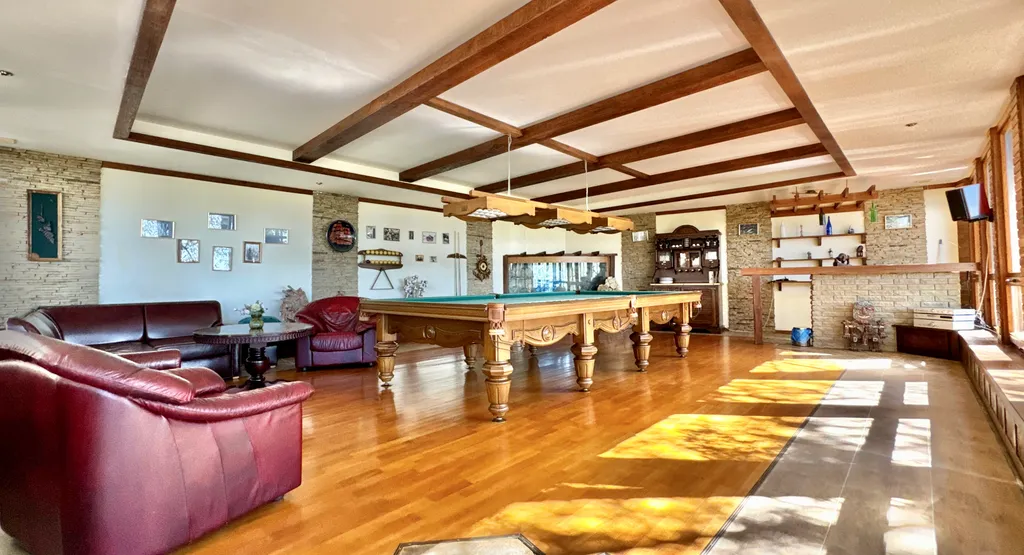 Дом у моря с личным парком, бассейном и сауной