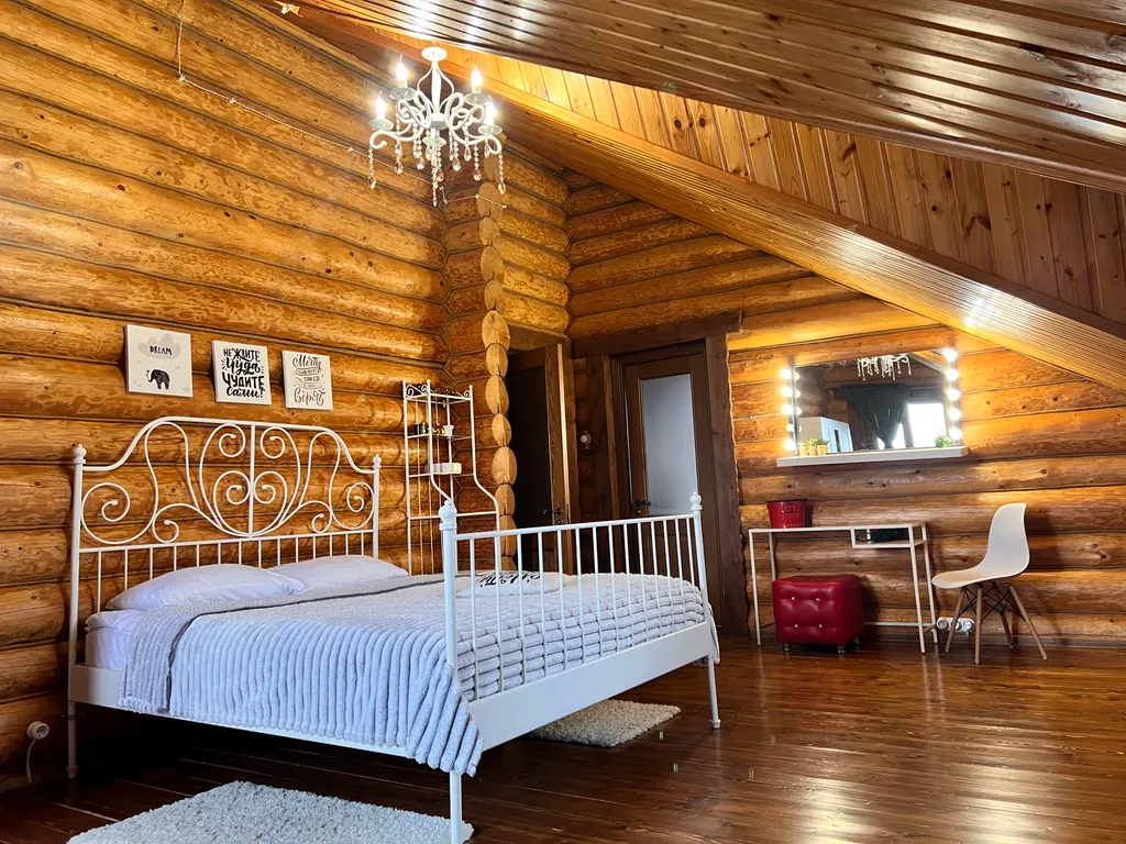 Коттедж Красивый уютный бревенчатый дом с камином и видом на реку и церковь — аренда посуточно в Ярославль