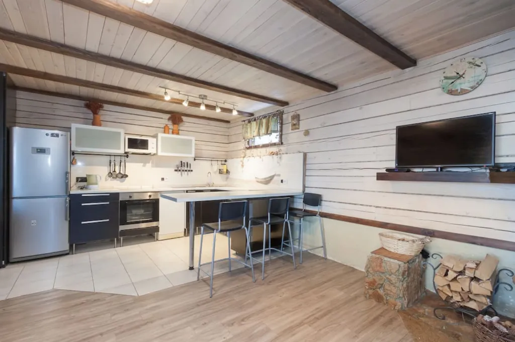 Коттедж с камином и видом на озеро