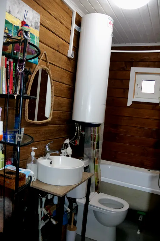 Коттедж на берегу реки с видом на сосновый лес