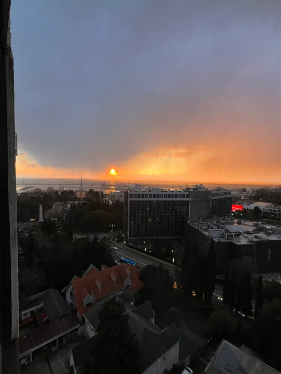 Уютная квартира с видом на морской порт и горы