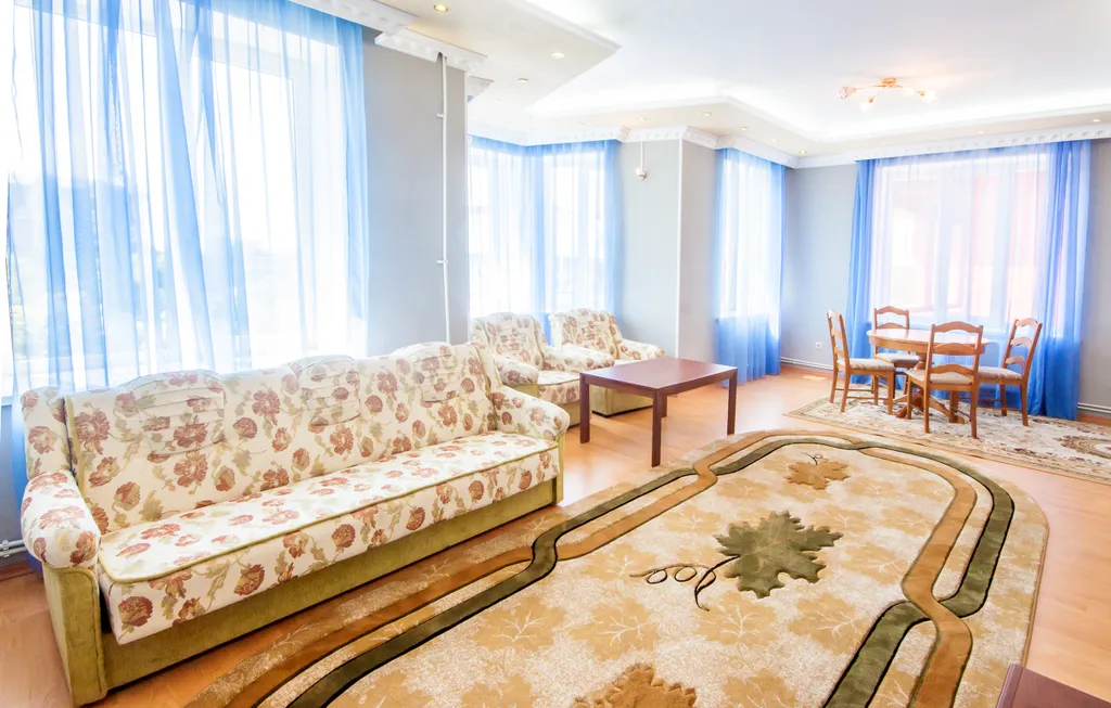 Дом с видом на сад и озеро