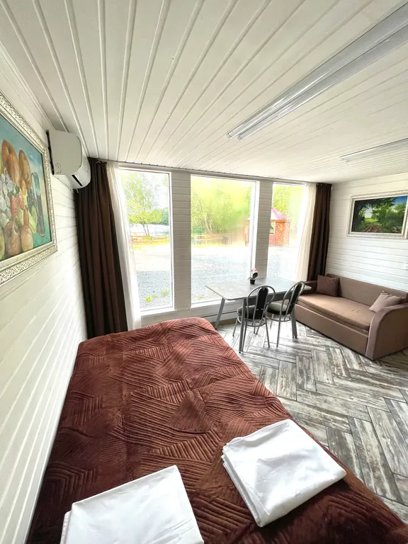 Первый этаж с панорамными окнами, сауной и видом на озеро