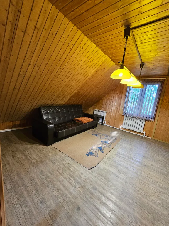 Просторный дом с баней и живым камином