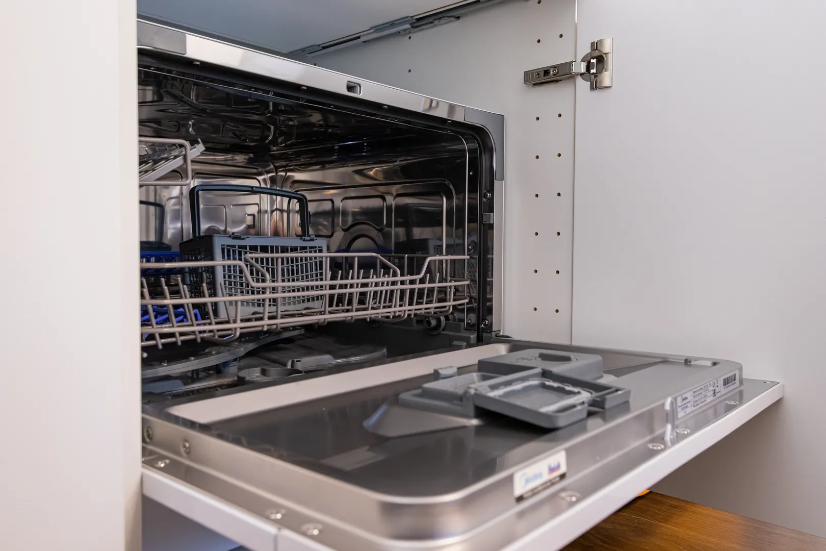 Посудомоечная машина позволит в отпуске не думать о домашних хлопотах. Средство для мытья прилагается.