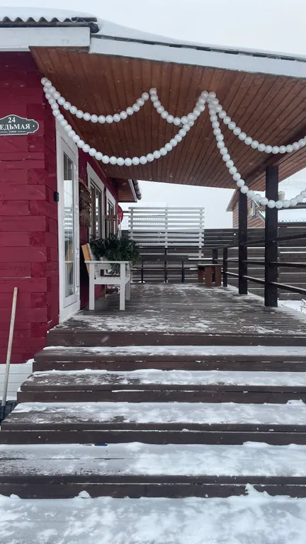 Дом, баня, чан и бассейном во дворе