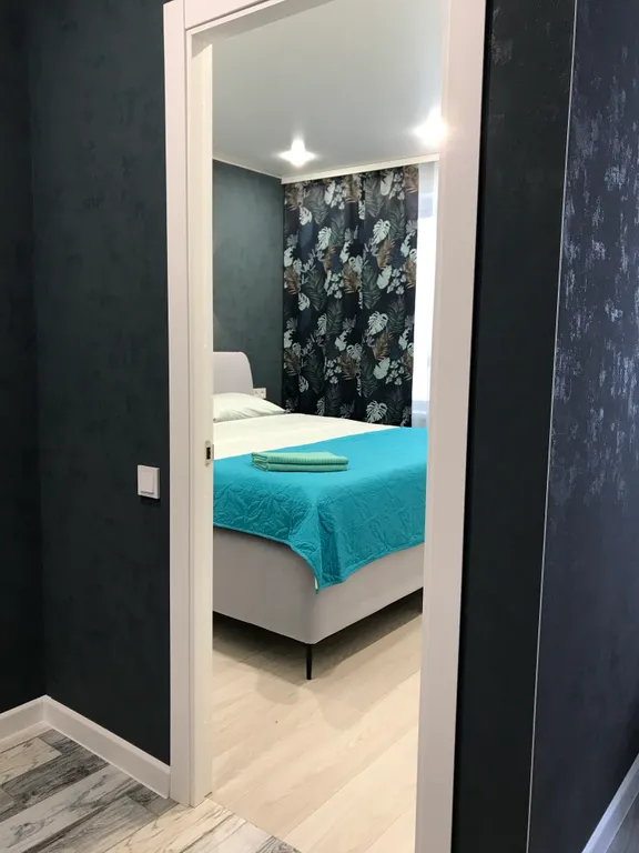 Уютная новая квартира с большой кроватью