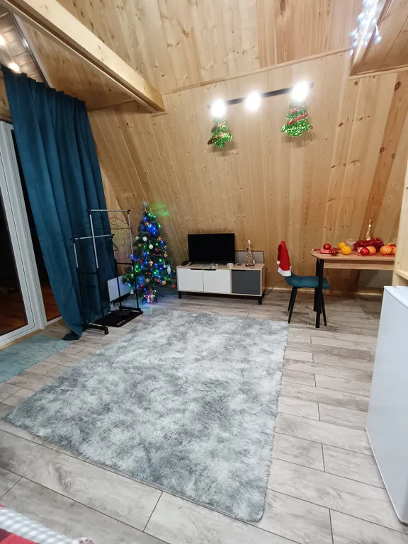 Уютный А-фрейм с чаном у озера