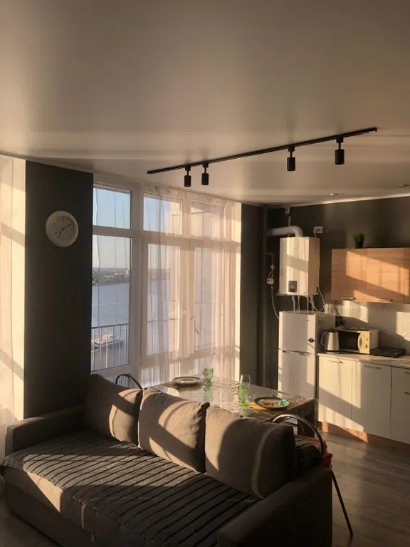 Уютная квартира-студия в центре города с видом на Волгу — аренда посуточно в Астрахань