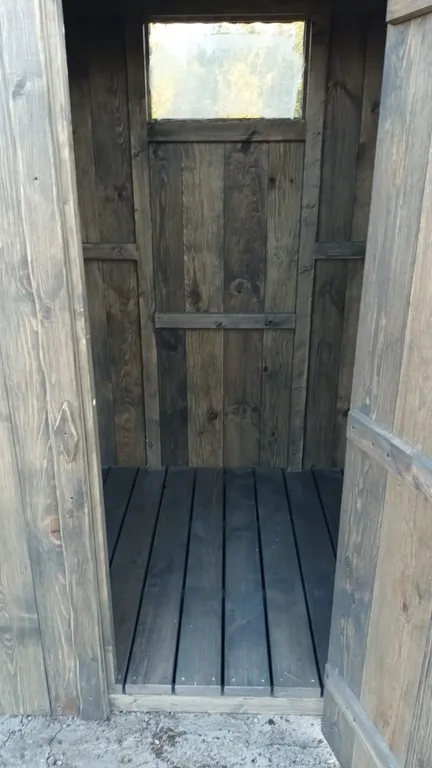 Дачный домик с большой террасой и бассейном