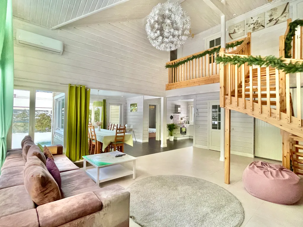 Коттедж с 6 спальнями, сауной и камином — аренда посуточно в Межозерное