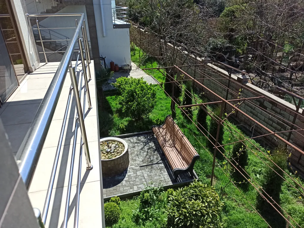 Двухкомнатный люкс с двумя балконами с видом на море и горы.