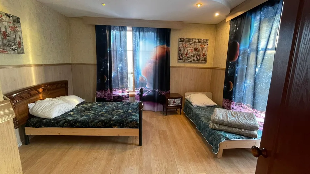 Коттедж на берегу пруда с бассейном