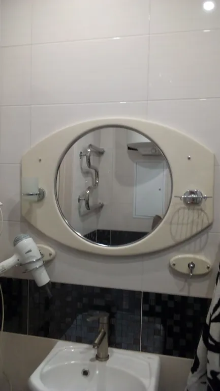 Кондиционер и камин.