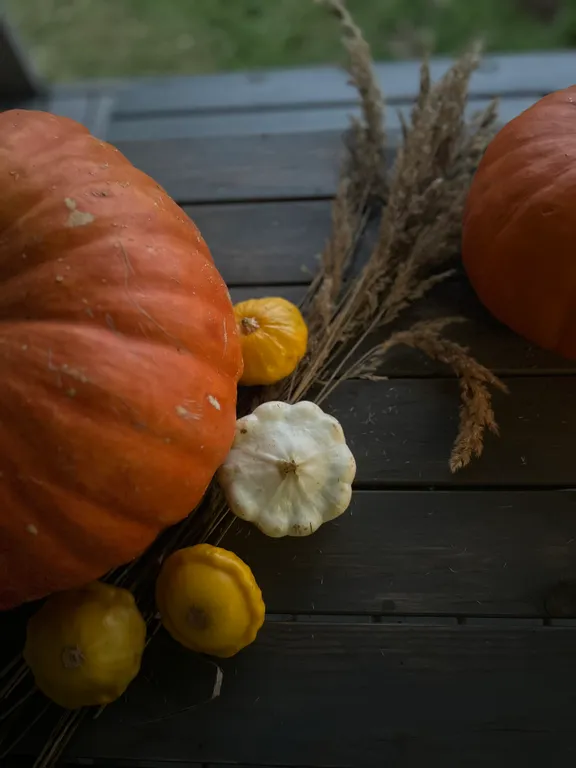 Атмосферный дом с камином около леса
