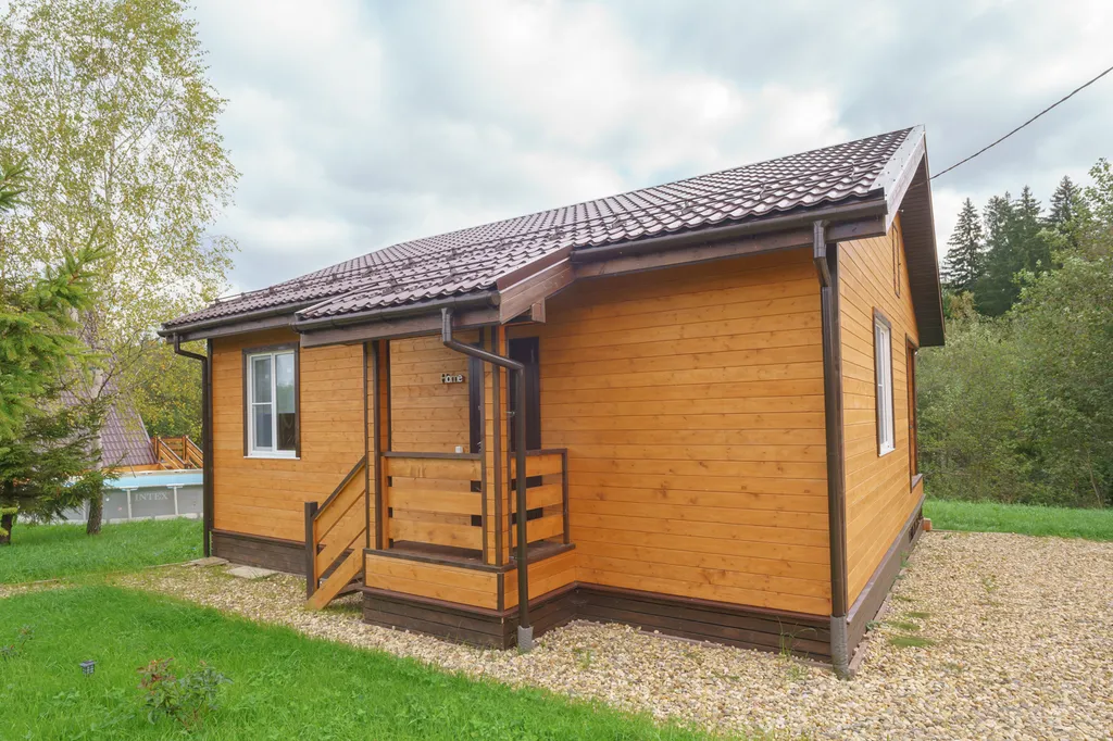 Новый загородный дом у реки с баней и бассейном