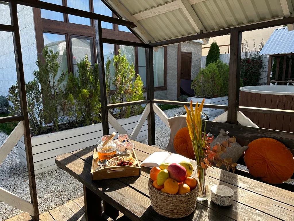 Уютный дом с большим витражным остеклением и подогреваемой купелью