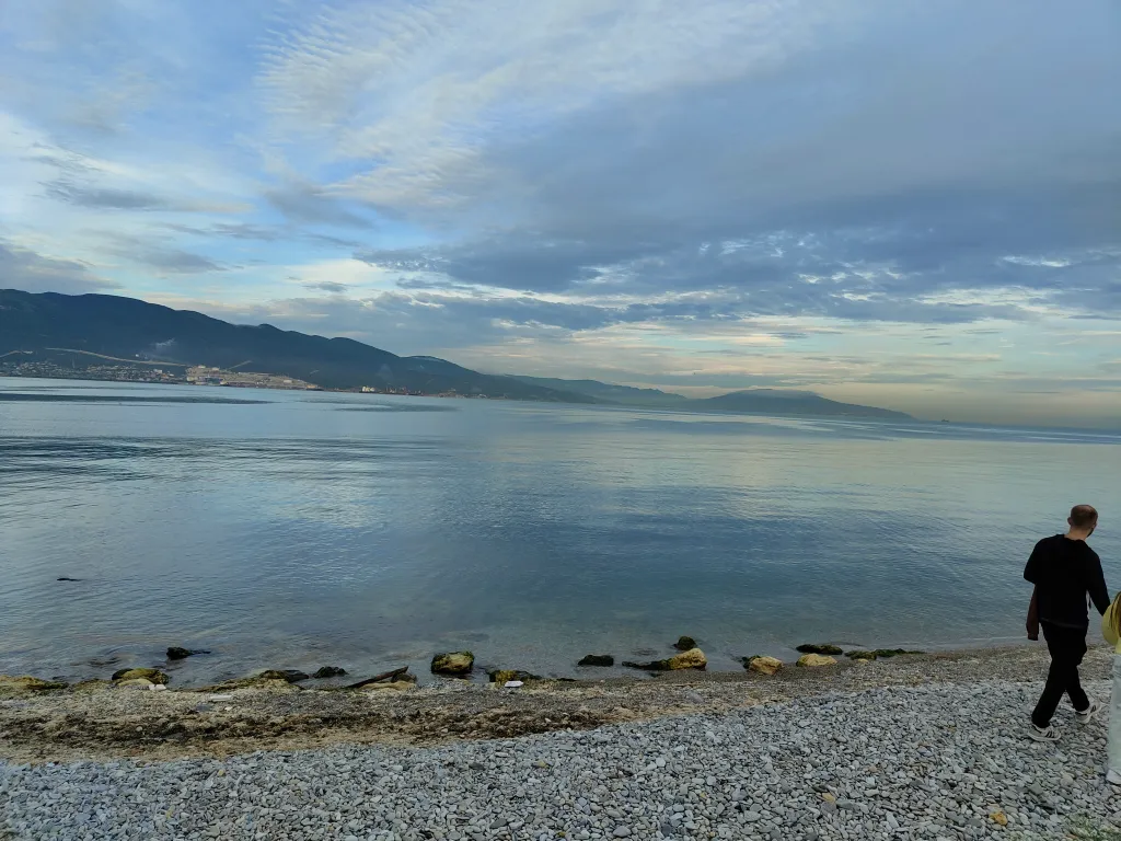 Комната с видом на море и горы