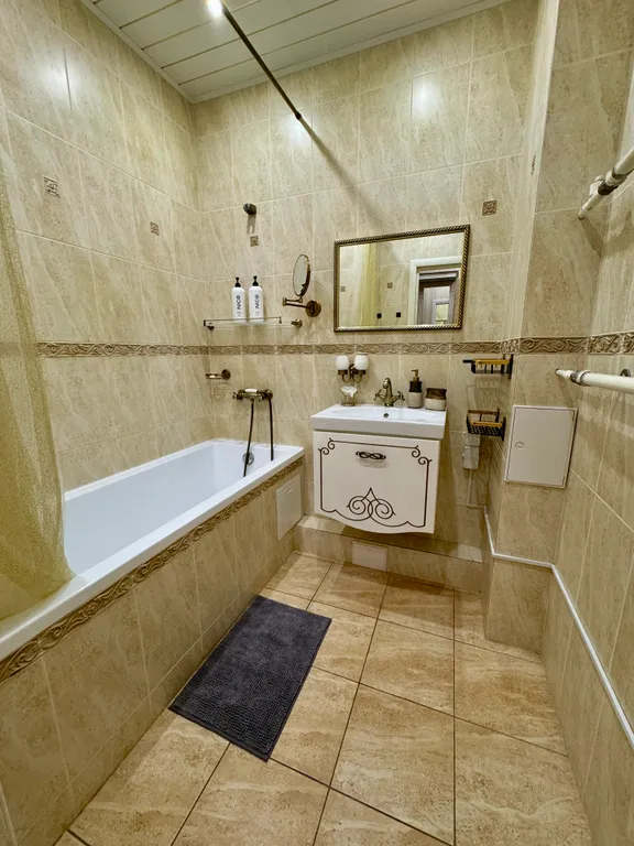 Трехкомнатная квартира возле ТЦ Европа