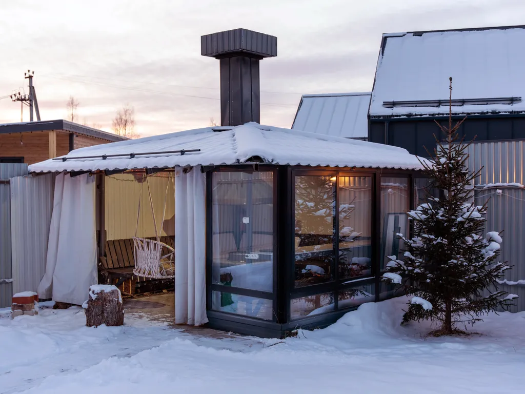 Современный дом с уличной подогреваемой купелью и сауной