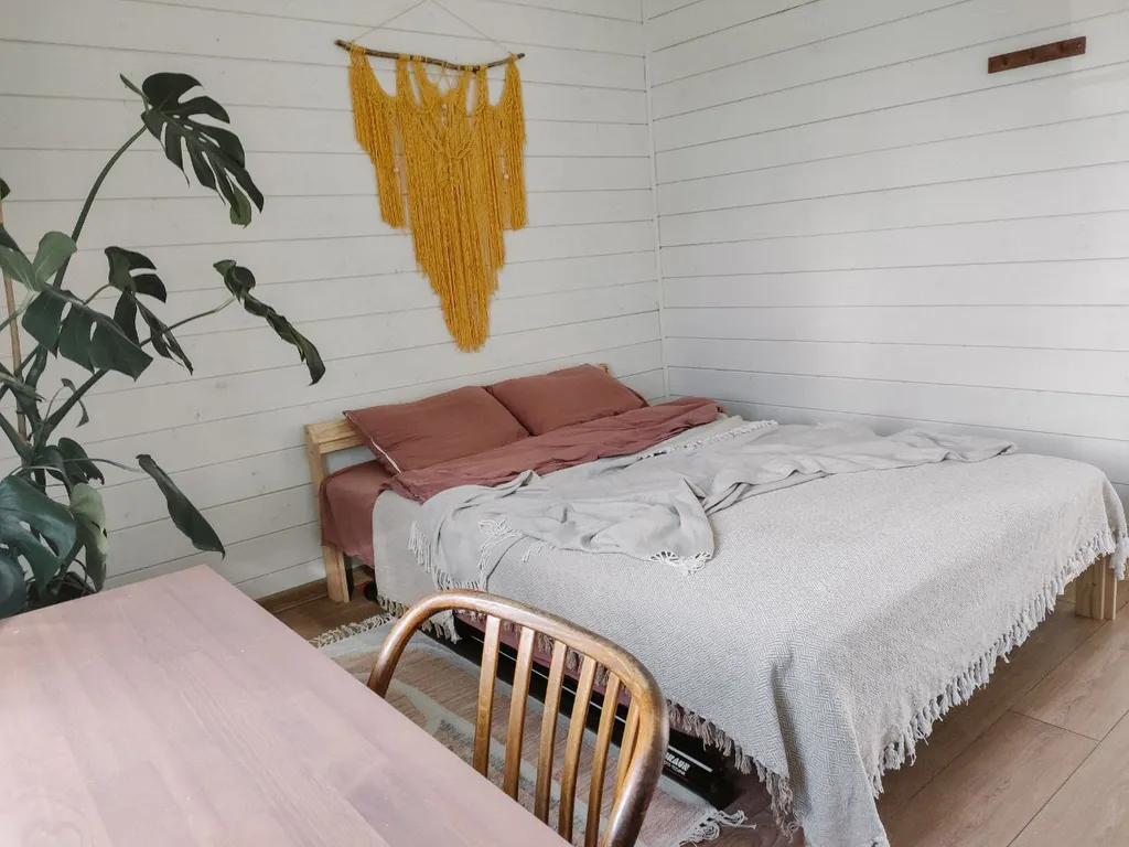 Дом с панорамными окнами и камином в Болотов Деревне