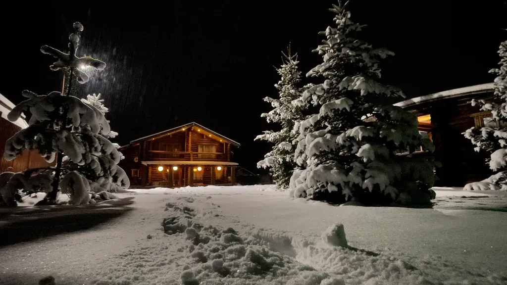Загородный дом в лесу у реки