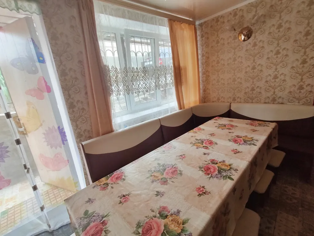 Дом недалеко от колоннады