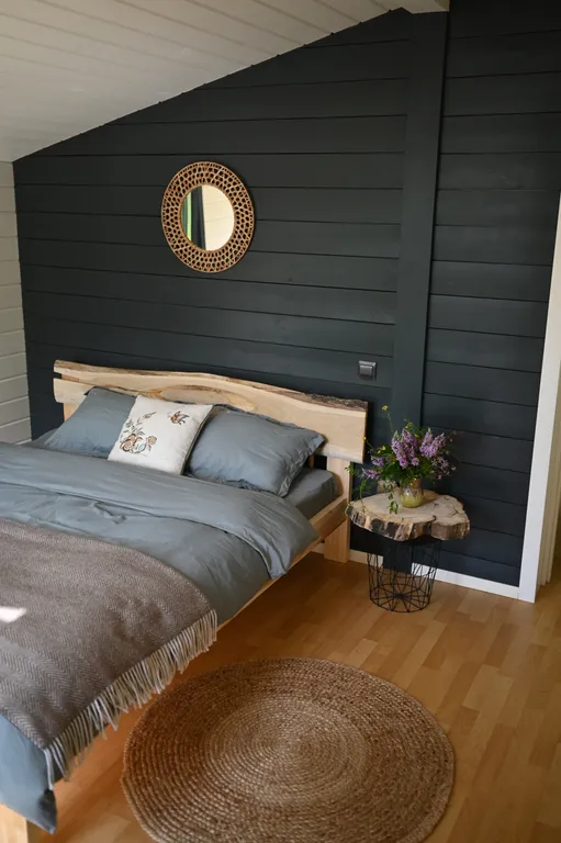 Уютный домик с горячей купелью, в окружении соснового леса