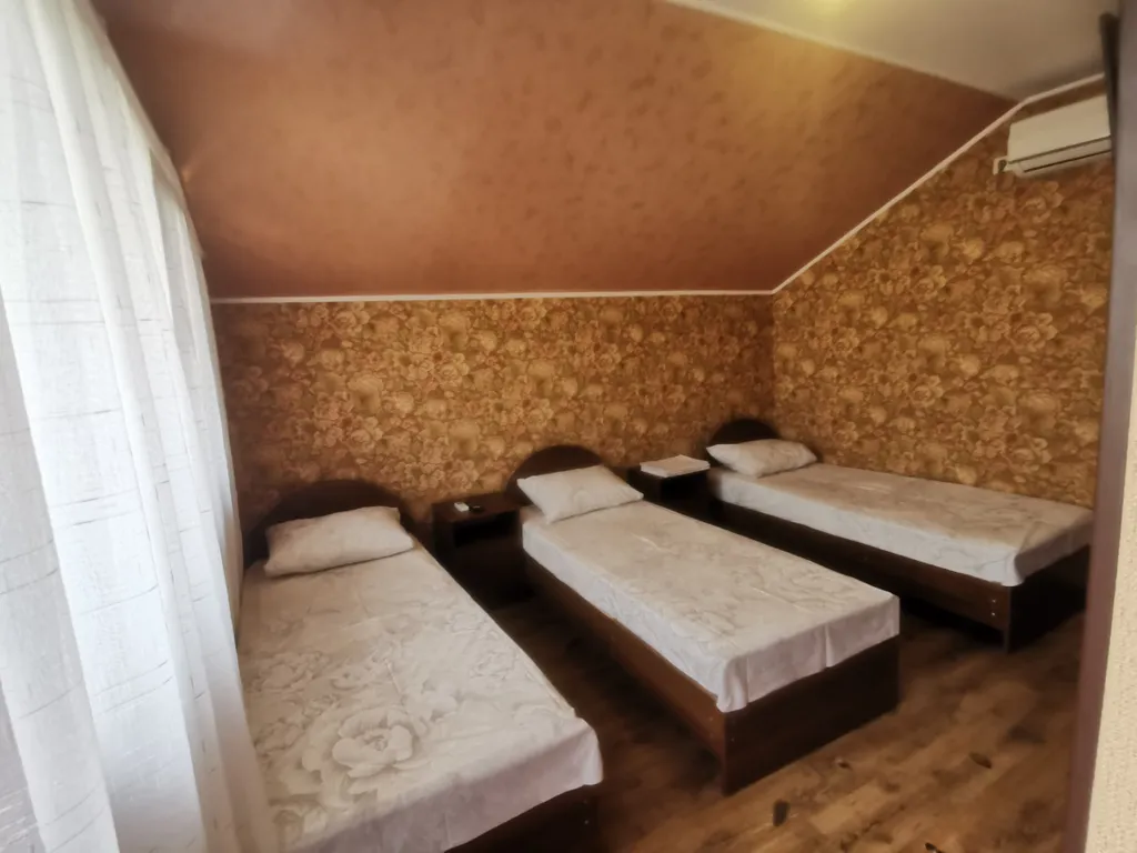 Домик у моря на троих