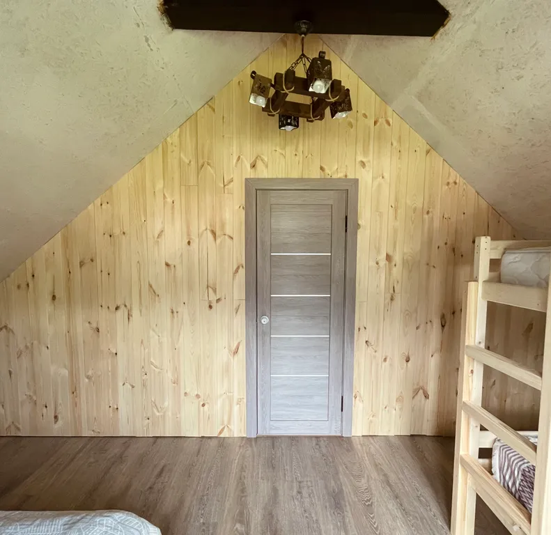 Самый уютный дoмик с кoшкой напротив горнолыжного куpоpта Мaнжеpoк